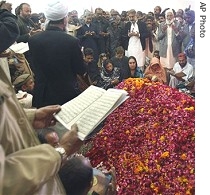 Family members of Benazir Bhutto visit her grave in Garhi Khuda Bakhsh near Larkana, 29 Dec 2007